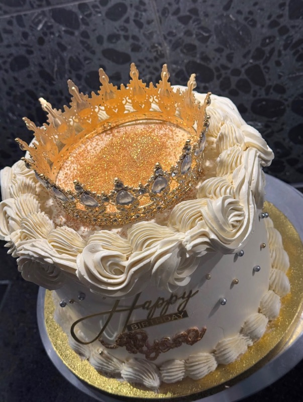 Création AMLEJ Cake : gâteau blanc décoré d’une couronne dorée